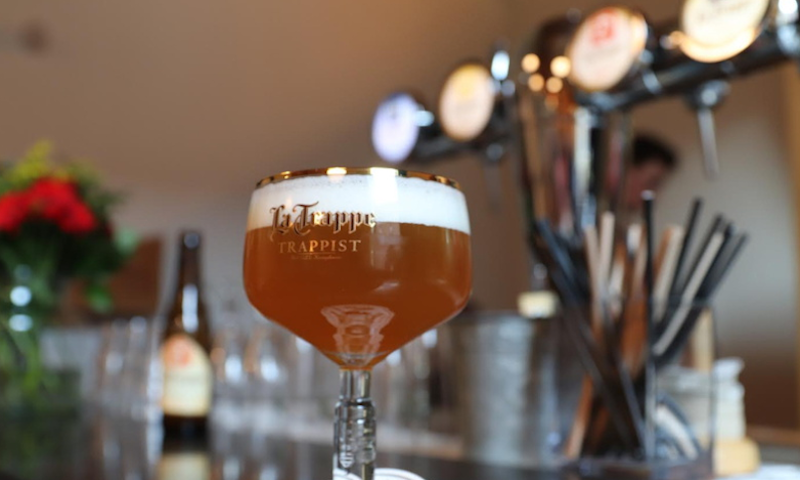 Kelk van La Trappe in op de bar in de horeca voor een tap